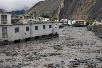 कागबेनीका २९ घर ध्वस्त, सडक अवरुद्ध हुँदा माथिल्लो मुस्ताङ चल्ने यातायात ठप्प